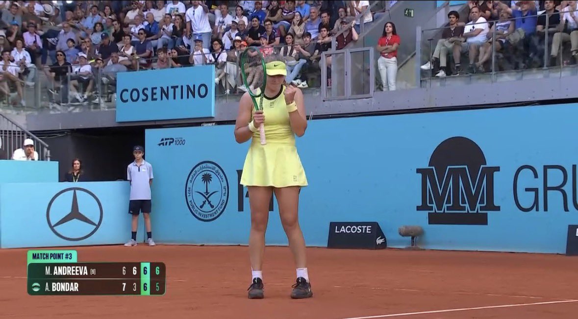 UniversTennis's tweet image. ANDREEVA AU BOUT DU SUSPENSE 🥵

Après 2h54 de combat, Mirra Andreeva écarte Anna Bondar en trois sets (6-7, 6-3, 7-6) pour atteindre les quarts de finale du WTA 1000 de Madrid pour la troisième année consécutive.

La Russe défiera Leylah Fernandez au prochain tour. ⚔️