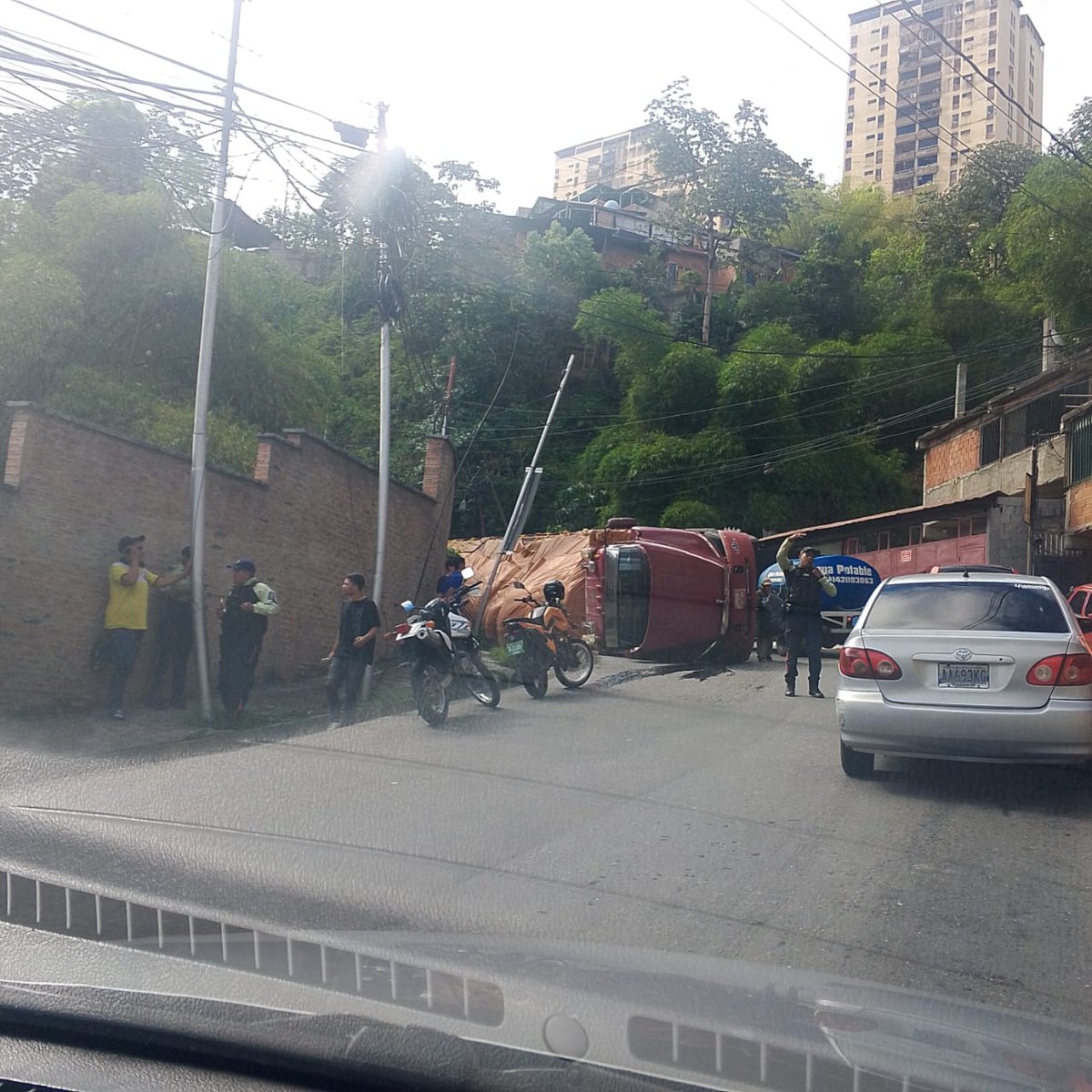 Mecoello's tweet photo. Buenos días nuevamente tenemos accidentes en el perímetro de nuestras residencias inclusive habiendo pasado una carta donde exponíamos en los problemas y se supone que ya no iba a estar permitido @@alcaldiabaruta @luisaguilarj @darwingonzalezp https://t.co/Yget3ZjBeE