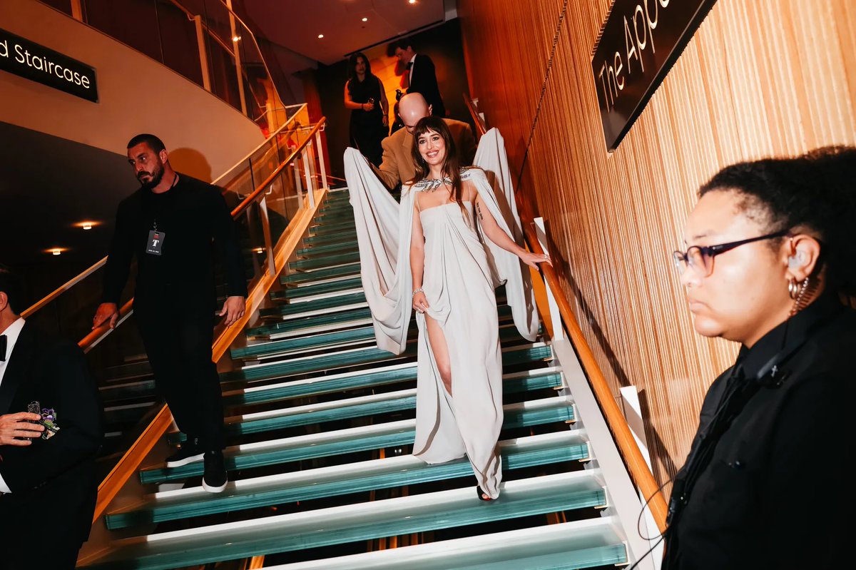 RevistaEliteqr's tweet photo. Dakota Johnson deslumbra en la gala TIME100 2026 con un look de alta costura que redefine la elegancia contemporánea. ✨🖤
#DakotaJohnson #TIME100 #FashionIcons #AltaCostura
https://t.co/s16wu4ZxA8 https://t.co/CWSqwDtMw9