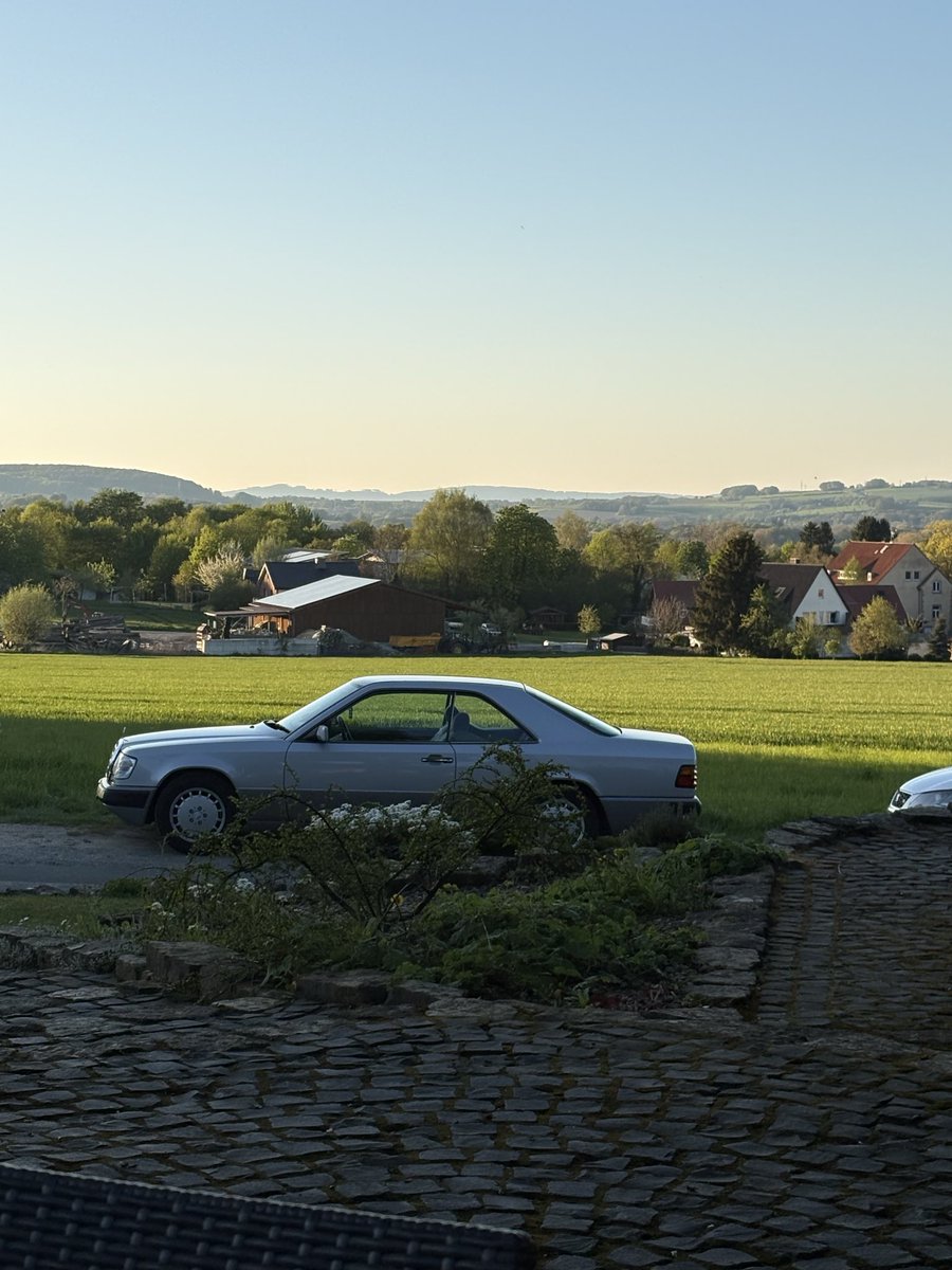 myMicrowelle's tweet photo. Leute, allererster Post hier und direkt ehrlich 😂

Hab mir nen richtigen Oldtimer geholt – meinen C124 300 24V.
Sieht hammer aus, fährt sich wie früher, aber der Sound? Eher mau. Kommt auf dem Foto sowieso nicht rüber und in echt ist er auch nicht der Brüller. Einfach ein smoother Sechser, der leise seine Arbeit macht. Passt irgendwie zum Auto.
Trotzdem geil, weil er kein Show-Coupé ist, sondern einer zum Fahren und Schrauben.

Jetzt mal eure Meinung:
•  Wer fährt selber nen 24V oder W124 Coupé? Zeigt mal eure Bilder!
•  Habt ihr den Sound verbessert? Welcher Auspuff macht was her, ohne zu laut zu werden?
•  Und wie haltet ihr den Rost bei diesen Teilen in Schach?

Ich bin neu hier und will echte Tipps und Stories, keine Laberei. Haut rein!
Wer Bock auf echte Youngtimer-Gespräche hat, lasst nen Like oder Kommentar da 😤
#C124 #30024V #W124 #Oldtimer #MercedesCoupé #auto
