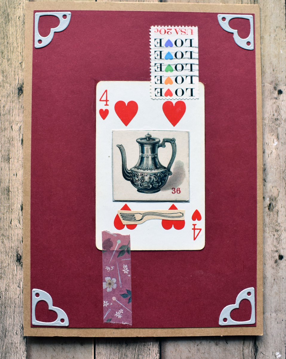 JanetteFuller's tweet image. This collage greeting card has the following elements:
Front of back of a playing card;
Washi tape;
Something silver;
An eating or cooking utensil;
Something upside-down.

#greetingcards #collage #collageart #art #vintage #ephemera #handmade #papercrafts #stationery