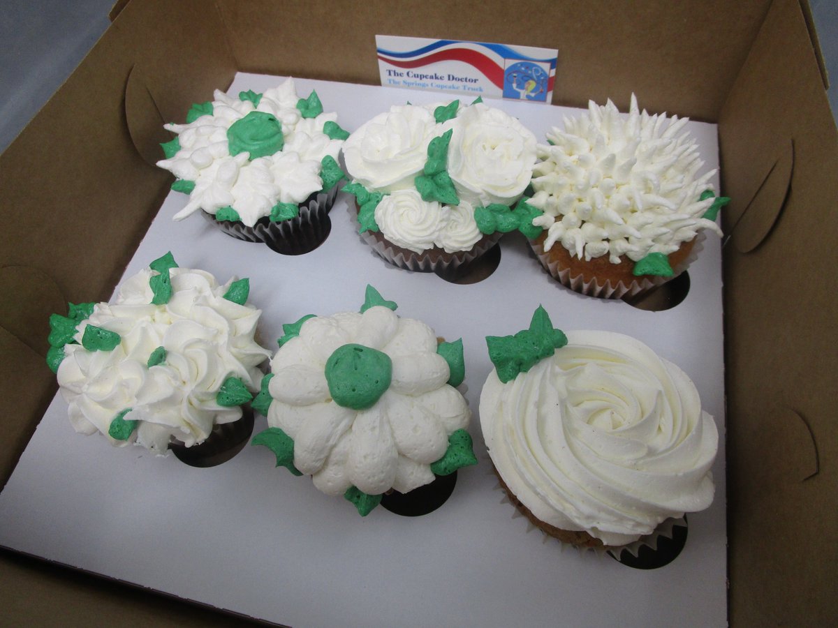 thecupcakedoc's tweet image. Monday flavors: NEW Raspberry Lemonade, Coconut, Almond Joy, Strawberry, Peanut Butter Chocolate, Strawberry Shortcake, Chocolate-Strawberry, Cookies&amp;amp;Cream, Butterfinger, Chocolate Mocha, Turtle Sundae, Boston Cream, Spiked Coffee, Chocolate, Peak, Red Velvet, &amp;amp;Vanilla #cupcakes!