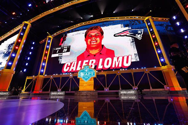 nacionpatriots's tweet image. 🗣️ Los #Patriots no fueron el único equipo intentando escalar para obtener al OT Caleb Lomu de Utah según @TheAthletic 

““Especialmente con varios equipos intentando subir en el draft para conseguirlo,” mencionó el analista Dane Brugler en un artículo.