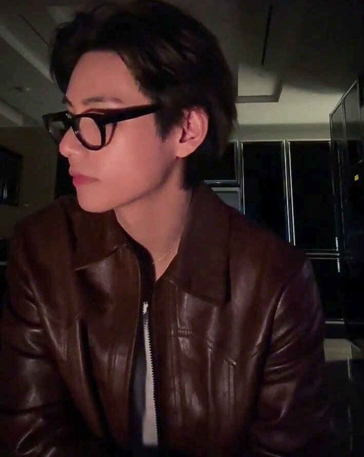 싸웠는데도 아픈 나를 챙겨주는 남자친구가 보고싶어서… 무심코 드러나는 다정함이 너무 좋을 것 같아. 애가 방문 밖을 나오질 않으니까 확인하러 왔겟지. 그럼 끙끙 앓고있는 내가 보일테고, 오빤 침대 위에 걸터앉은 채 내 이마에 손 가져다댈듯. 

- 열이 나면 오빠한테 말을 했어야지