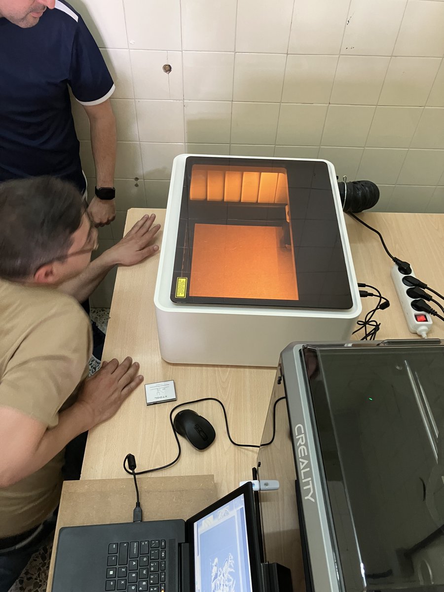 CFIECR_TIC's tweet photo. El @CFIE_CR en el @IESTIERRA_CR en el curso "Manejo didáctico de herramientas interactivas", hoy José Ignacio Gómez Moreno @Mgij1  nos enseña el manejo de la cortadora láser Xtool M1 #formacionCyL #tiCyL @educacyl #CódigoEscuela40 https://t.co/ZSQ9SbWd8b