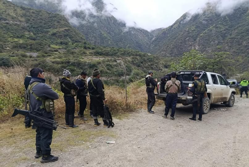 𝗡𝗢 𝗘𝗥𝗔𝗡 𝗧𝗘𝗥𝗥𝗢𝗥𝗜𝗦𝗧𝗔𝗦, 𝗘𝗥𝗔𝗡 𝗗𝗘𝗣𝗢𝗥𝗧𝗜𝗦𝗧𝗔𝗦!

𝐀𝐬𝐞𝐬𝐢𝐧𝐚𝐭𝐨 𝐝𝐞 𝟓 𝐜𝐢𝐯𝐢𝐥𝐞𝐬 𝐞𝐧 𝐂𝐨𝐥𝐜𝐚𝐛𝐚𝐦𝐛𝐚: 𝐄𝐥 𝐄𝐣𝐞́𝐫𝐜𝐢𝐭𝐨 𝐢𝐧𝐯𝐞𝐧𝐭𝐨́ 𝐮𝐧 𝐞𝐧𝐟𝐫𝐞𝐧𝐭𝐚𝐦𝐢𝐞𝐧𝐭𝐨 𝐚𝐫𝐦𝐚𝐝𝐨 𝐜𝐨𝐧 𝐧𝐚𝐫𝐜𝐨𝐬 𝐞𝐧 𝐞𝐥 𝐕𝐫𝐚𝐞𝐦‧

𝐏𝐨𝐫