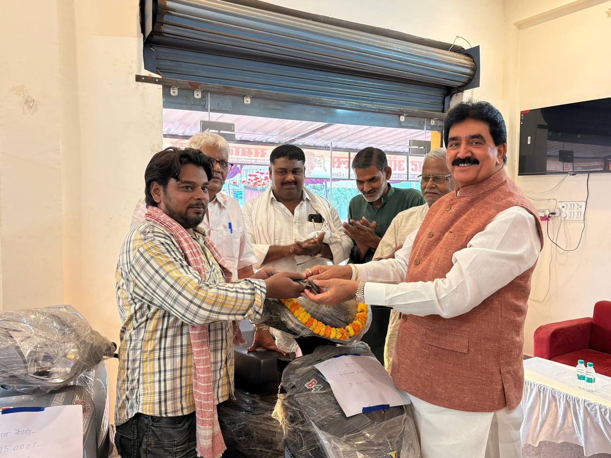 gpsinghjaunpur_'s tweet image. नेवादा, जौनपुर में श्री केशव कुमार सिंह जी के नवीन प्रतिष्ठान SBI ग्राहक सेवा केन्द्र एवं सम्राट ऑटो व्हील्स (ई-बाइक्स) का फीता काटकर शुभ उद्घाटन कर प्रतिष्ठान के उज्ज्वल भविष्य हेतु हार्दिक शुभकामनाएँ प्रेषित की। 🎉

#शुभ_उद्घाटन #inauguration #jaunpur