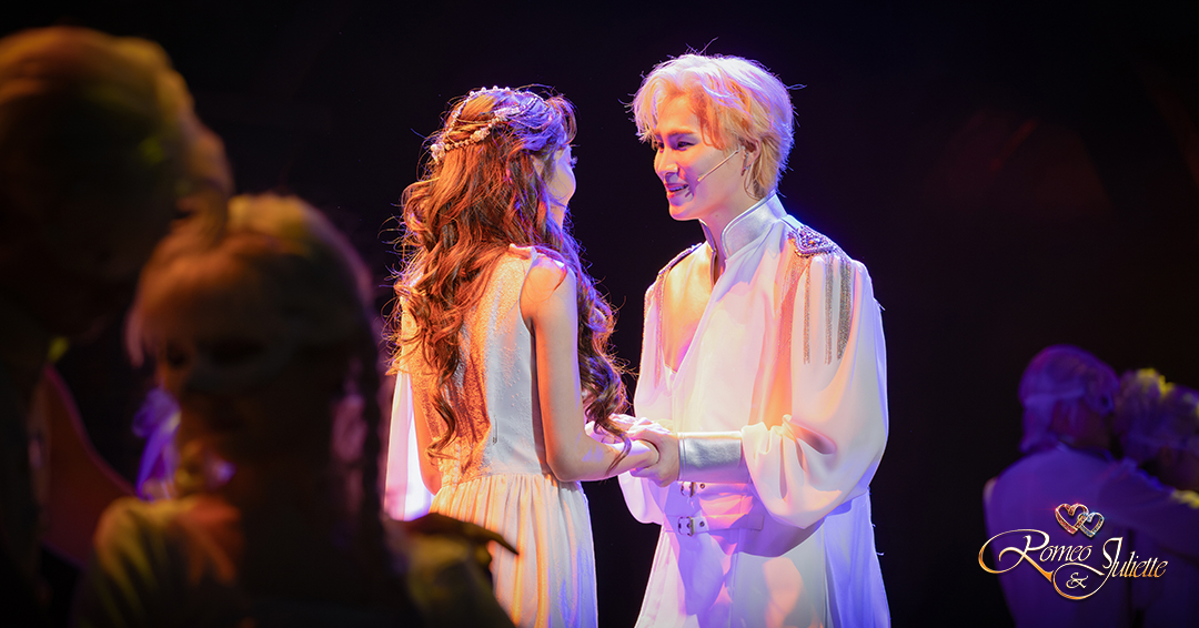 romeojuliet2026's tweet photo. 𝐌𝐔𝐒𝐈𝐂𝐀𝐋 𝐑𝐨𝐦𝐞𝐨 &amp; 𝐉𝐮𝐥𝐢𝐞𝐭𝐭𝐞 | 공연 사진 공개🌹

"사랑해 줄래, 나를?" 

로미오 | 김희재

𝗪𝗘𝗟𝗖𝗢𝗠𝗘 𝗧𝗢 𝗩𝗘𝗥𝗢𝗡𝗔!
26.03.24(화) - 26.05.31(일) 한전아트센터

#뮤지컬 #로미오와줄리엣 #로미오 #줄리엣 https://t.co/s9jkrLpQFg