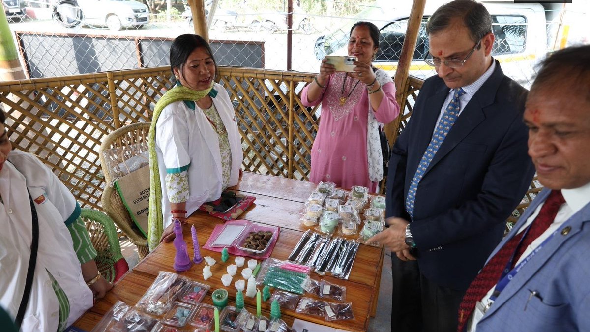 airnewsalerts's tweet image. #Uttarakhand: RBI Governor Sanjay Malhotra visits a financial literacy camp organized for members of self-help groups from Bhopalpani, Badasi, and Soda-Saroli gram panchayats in Dehradun district. 

On the occasion, he encouraged people to enhance financial awareness, promote
