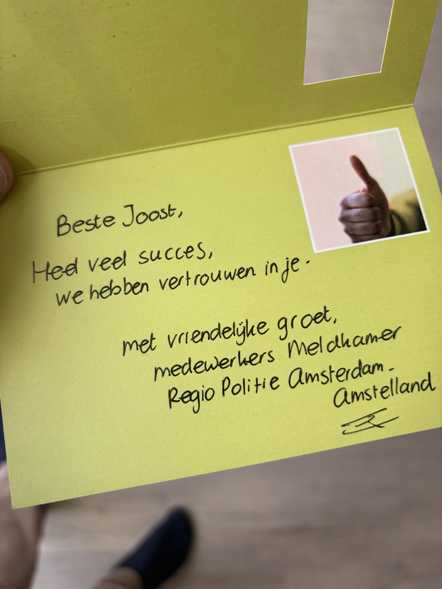 J_00_S_T's tweet photo. Ah, en deze ๐๐คญ @POL_Amsterdam wilde ergens rond 2005 op ICT-gebied een voorkeursbehandeling en zette dit charmeoffensief in om me zo gek te krijgen ๐๐๐
(ik heb voor ze gelobbyd en ze kregen hun zin, ik mocht iets speciaal voor ze bouwen ๐) #opruimen https://t.co/20Zle2VQkW
