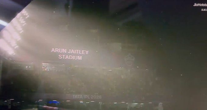 p__r__s__'s tweet photo. How much Polluted DELHI really is ???????????

There are plastic carry bags all over the ground.

As the capital city of India, it is a very Shamefull thing.  

#RCBvsDC #DelhiGarbage https://t.co/lbfUsToqSX