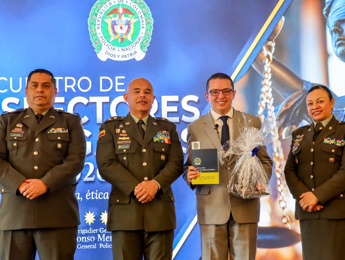InspeccionGnral's tweet photo. 📘 En el primer día del Encuentro de Inspectores Delegados, fortalecemos conocimientos 📖 para mejorar competencias y potenciar nuestro liderazgo 👮‍♂️, ejerciendo con excelencia la labor disciplinaria.

Agradecemos a los ponentes por compartir su experiencia y conocimiento. https://t.co/qrqlXIWweo