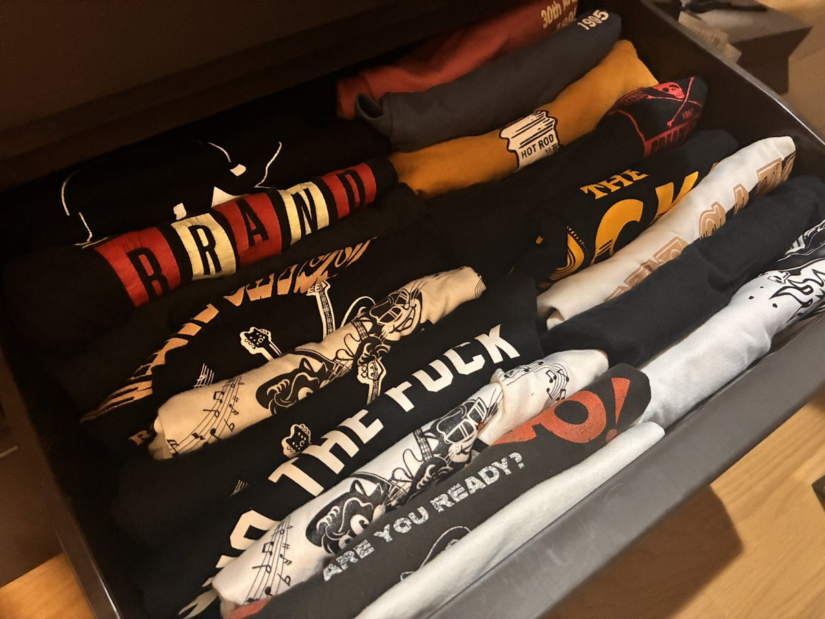 Dr_WHITECATSS's tweet photo. Tシャツって無限に増えん？ https://t.co/vszxkIZEUh