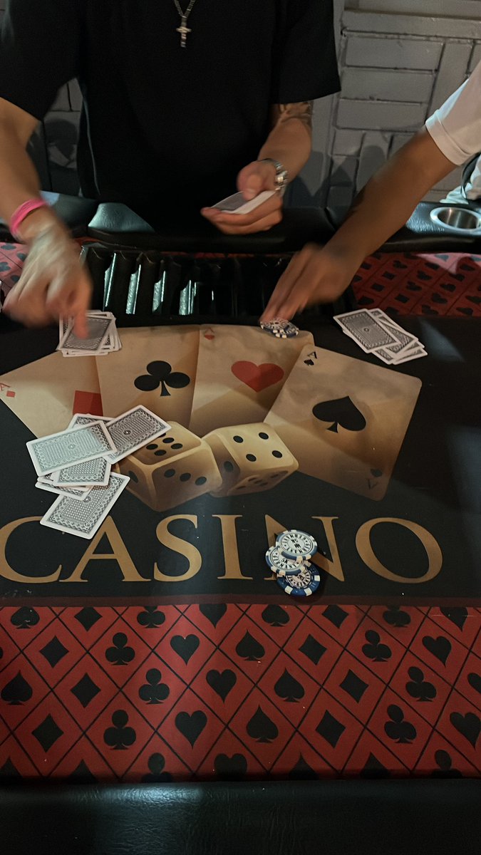 Juli: que están apostando?
Yo: El punto