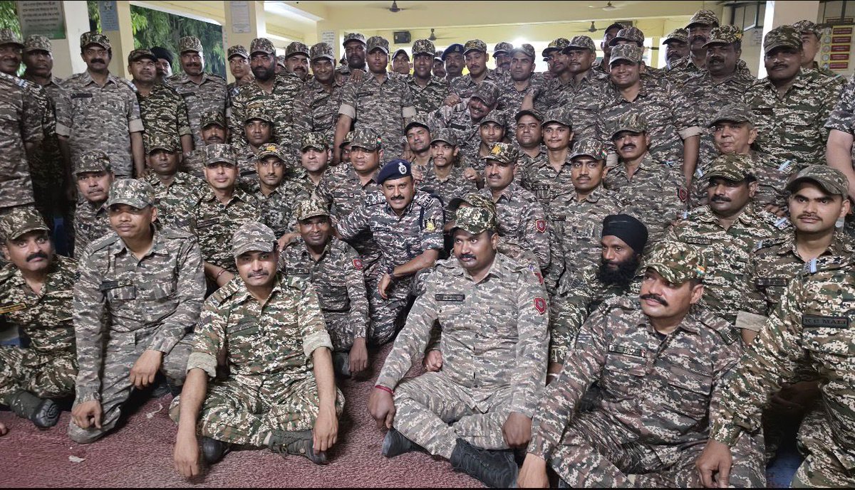 Boosting morale and ensuring operational excellence on the ground!

​With less then 36 hrs to go for Phase 2 of the West Bengal polls, DG <a href="/crpfindia/">🇮🇳CRPF🇮🇳</a> Shri G.P. Singh, IPS, visited Raghabpur St Paul's High School at Diamond Harbour, South 24 Parganas.
​During his tour, he briefed