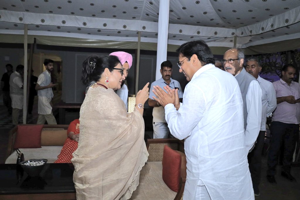 SureshRawatIN's tweet image. जयपुर ग्रामीण लोकसभा के माननीय सांसद श्री राव राजेंद्र सिंह जी के सुपुत्र राजकुमार देवायुष के वैवाहिक कार्यक्रम में सम्मिलित होकर हार्दिक शुभकामनाए दी।

#SSR
@RaoRajendraBJP