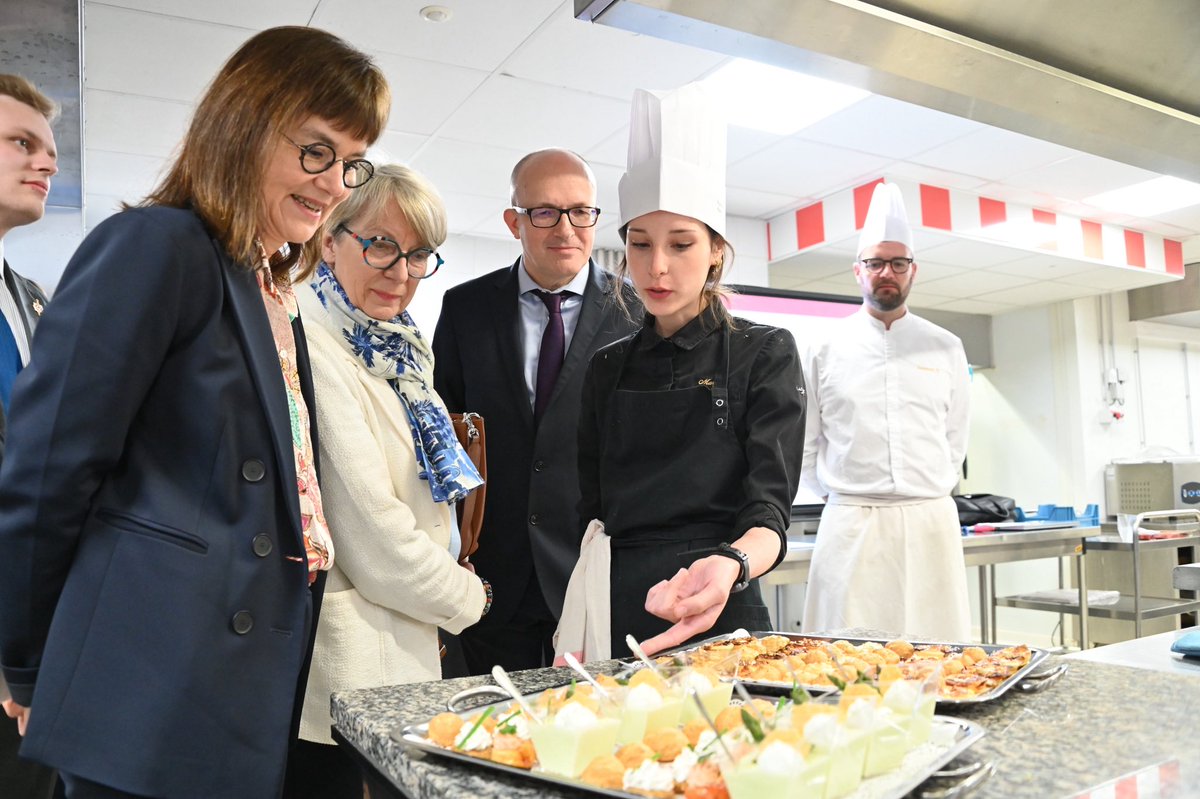 sophiebejean's tweet photo. Excellence et ruralité au lycée Vauban d’Aire-sur-la-Lys : voie professionnelle, internat d’excellence, cordées de la réussite, orientation, mobilité internationale…
Merci aux équipes et aux élèves pour les échanges et les démonstrations qui illustrent leur savoir faire. https://t.co/liSVsmWHf0
