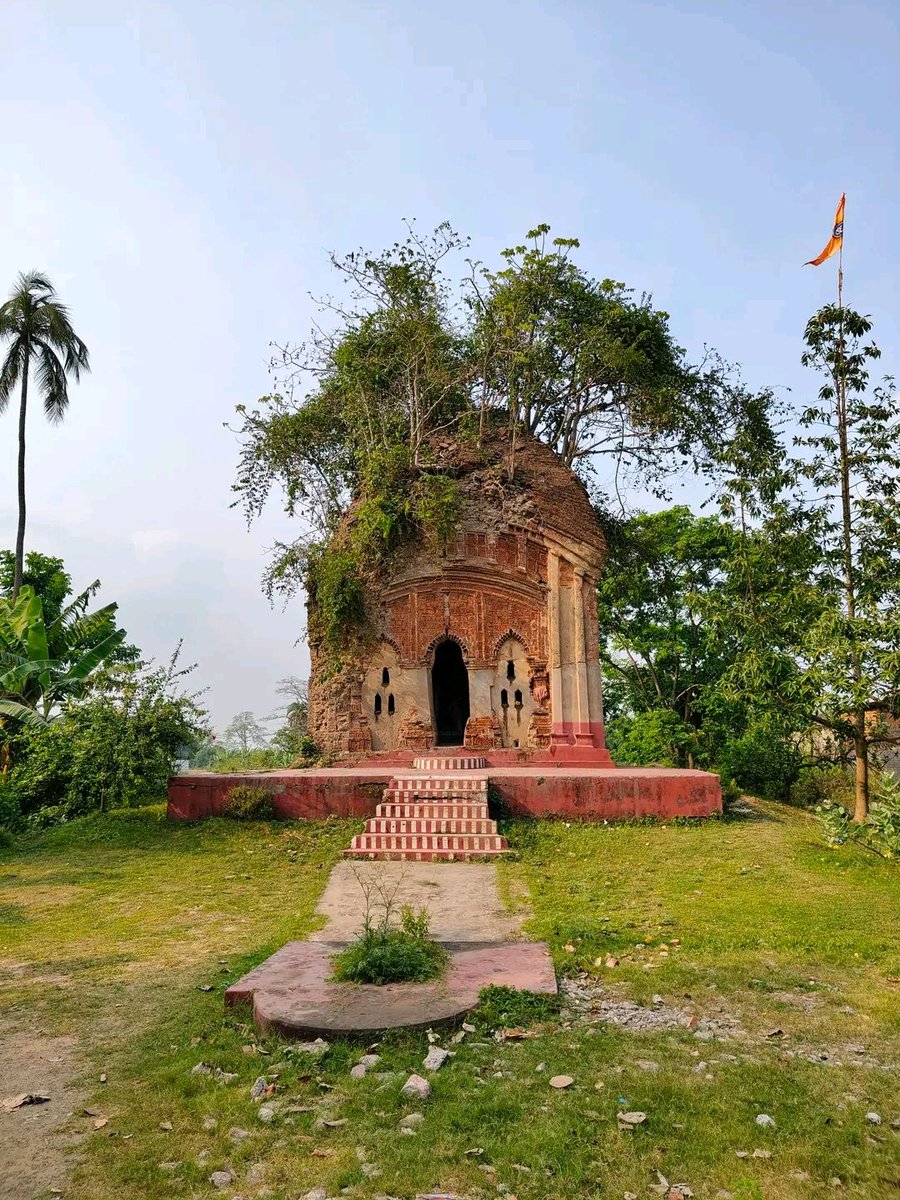 সিঙ্গুর জনপ্রিয় ডাকাত কালী মন্দিরের জন্য। কিন্তু সিঙ্গুর স্টেশন থেকে ঠিক তিন কিলোমিটার দুরে এবং ডাকাত কালী মন্দির থেকে ঠিক ১ কিলোমিটার দুরে অবস্থিত এই ভগ্নপ্রায় রহস্যজনক মন্দিরটা। এই মন্দিরের নাম বন বিশালক্ষী মন্দির।এই মন্দিরের ভিতরে কোনো ঠাকুরের মুরতি নেই। কিছু পাথরের পুজো