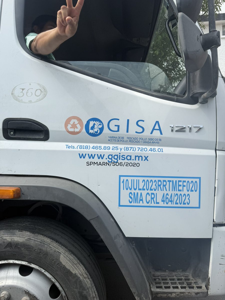 nael_85's tweet photo. @MovilidadSN siempre es un tema para salir de la colonia por la cuadra donde está la carnicería cardenas en Diego Díaz de Berlanga, el día de hoy estaba este camión atravesado, traigo camioneta y yo no quepo y el del camión me dijo que me fuera por otra cuadra https://t.co/xNjb0oGwSm