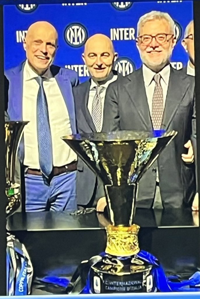 KarlOne71's tweet photo. @MatthijsPog @KillerJoe67 @FabioRussello Quello al centro è Fabio Pinelli, vice presidente del CSM (in vece del Presidente, che è Mattarella), ritratto tra Viola, Procuratore Capo di Milano e Melillo, Procuratore nazionale antimafia.
Chissà chi avrà premurato il trasferimento e perché... https://t.co/qPXiYENfdD