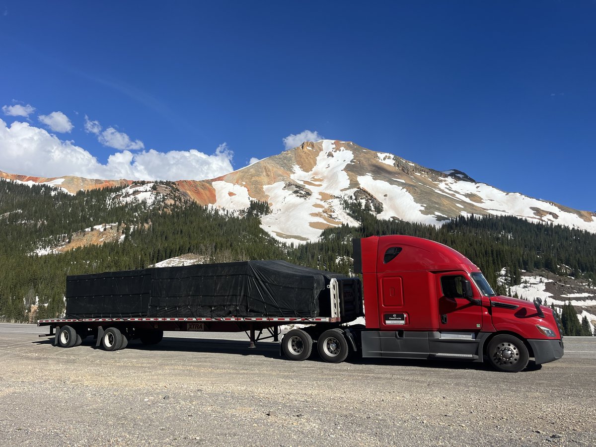 CloudTrucks's tweet image. Monday miles hit different with a view like this 🏔️😌 

What’s your view looking like today? 👀

#truckerlife #flatbed #owneroperator