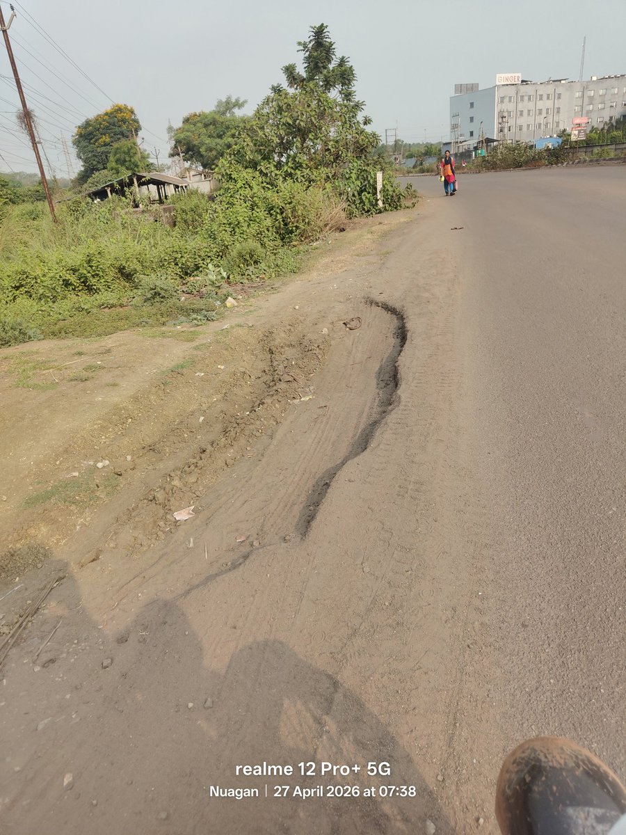 Amitansu4BJP's tweet photo. Dear @dm_jajpur @PWD_Odisha Sir,
A dangerous pothole has developed near Ginger Hotel & Duburi Chhak, posing a serious risk to commuters, especially two-wheelers. This damaged stretch can lead to accidents if not repaired urgently.
Kindly take immediate action for immediate repair and ensure public safety.
#RoadSafety #Jajpur #FixRoads @OfficialTeamATA