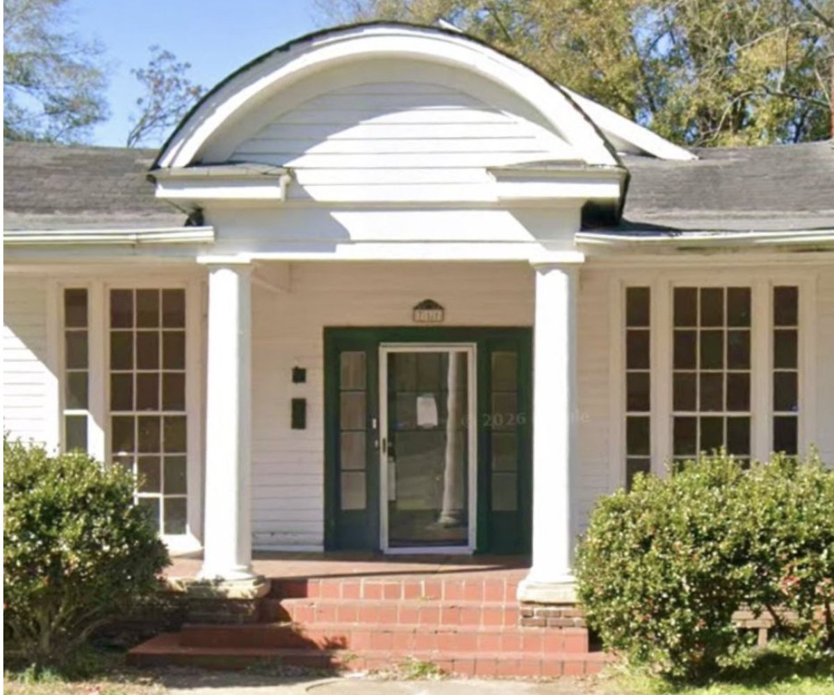 oldhouseunder50's tweet image. $35K. Cheapest House of the Day! Sweet c.1920 #Alabama 
#ArtsandCrafts #Cottage. What an incredible deal to own this charming southern home. Enjoy the hardwood floors and built-ins. oldhousesunder50k.com/sweet-c-1920-a…