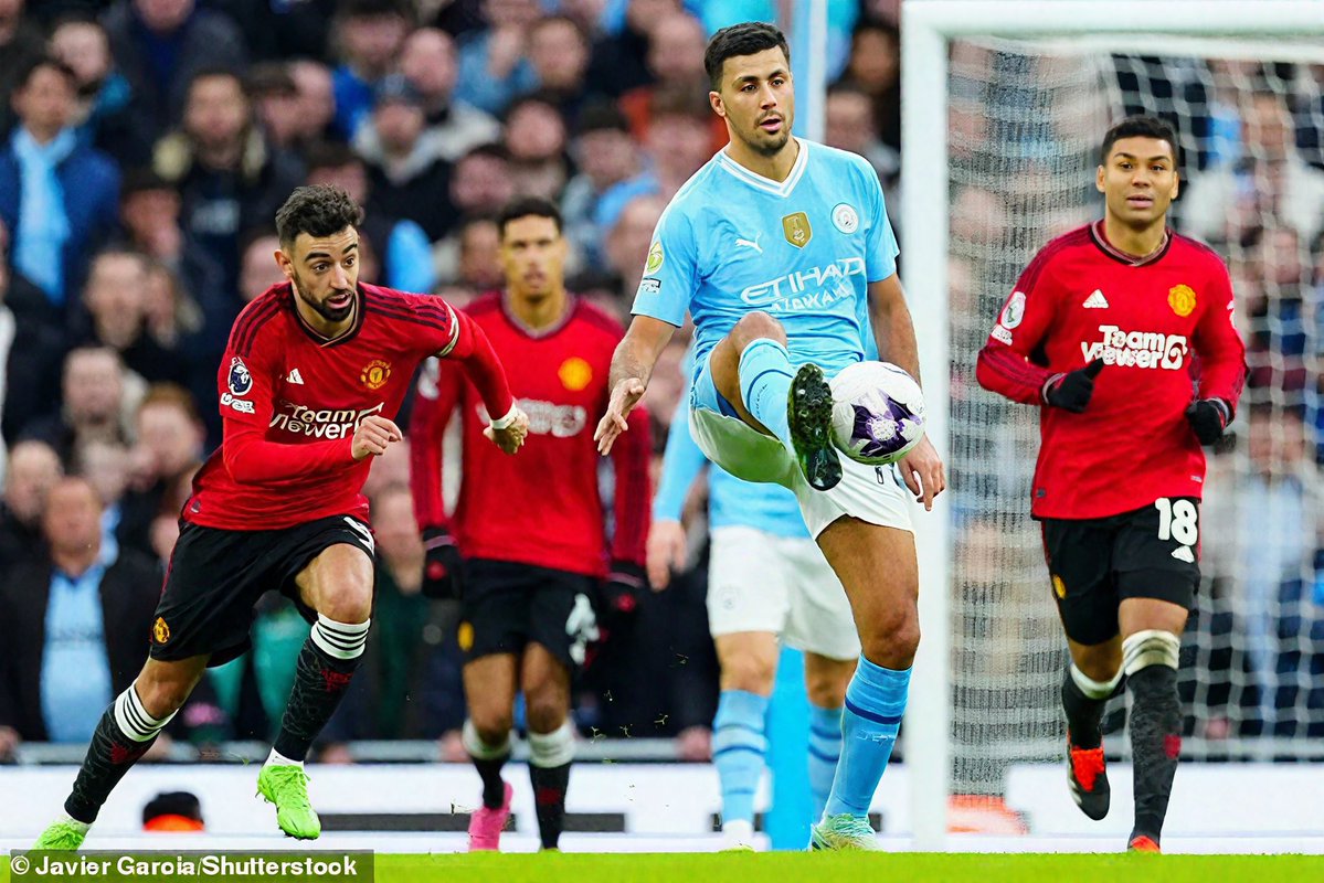 4 Premier League titles and a BallonD’or in 1 picture 🤯👏