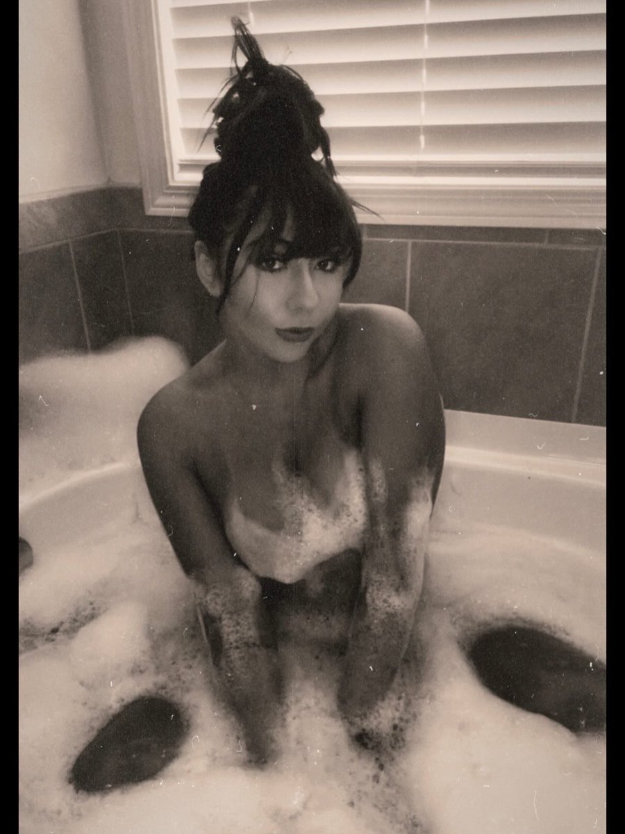 brittanytlowe's tweet photo. Bath time for me https://t.co/jpukRwuv8z