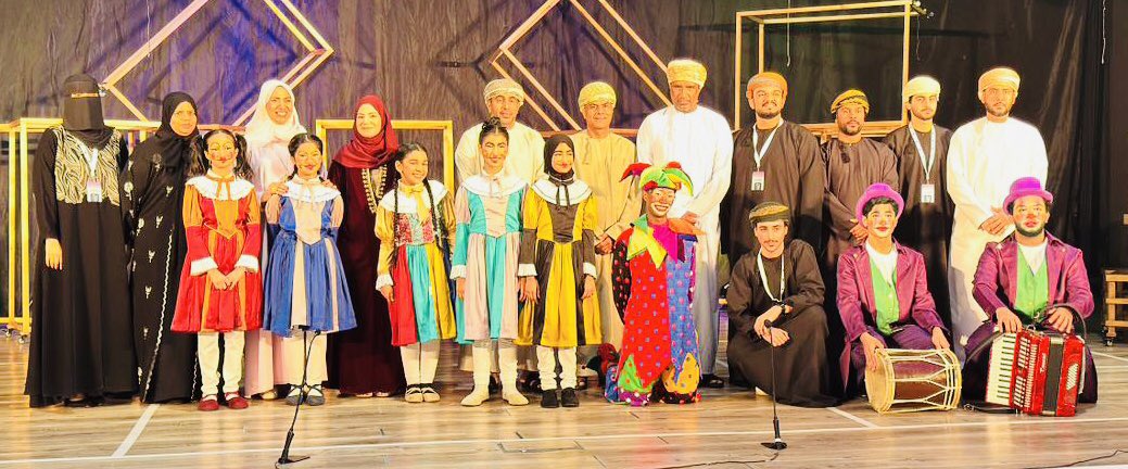 ssma1968's tweet photo. مقال الأسبوع عبر زاوية عطر القلوب خصصته للحديث عن مهرجان المسرح المدرسي ال ١١ ، متناولا الإنجاز الكبير لتعليمية شمال الباطنة محافظتها على القمة التي اعتلتها العام الدراسي المنصرم .

شمالُ الباطنةِ تحافظُ على القمة في مهرجانِ المسرحِ المدرسي 
" تفريد " تُكملُ الحكاية بعد " المسار " 

اختتمت وزارة التعليم مهرجان المسرح المدرسي الحادي عشر الذي أقيم في الفترة  ١٩ - ٢٣ إبريل ٢٠٢٦م، والذي جاء ليؤكد أن الاستثمار في المسرح المدرسي عبر تفعيل الأنشطة الطلابية الفنية هو استثمارٌ في الإنسان لتنمية جانب مهم في شخصية المتعلم لأداء الوظيفة الأساسية للمدرسة. 
ومن واقع تجربتي مع المسرح تأليفاً وتمثيلاً أجزم أنه لغة تُقاسُ بقدرِ ما تُنبتُ من وعي ومسؤولية؛ لهذا آمنت فلسفتي التعليمية بدور المسرح المدرسي على وجه التحديد ضمن منظومة الأنشطة الطلابية ليكون مختبرا آمنا لتعلُّمِ الحياة؛ ففيه يتدربُ الطالبُ على الجرأةِ في التعبير، والإصغاء للشريك على الخشبة، واحترام الوقت، والتزام الدور، والعمل ضمن فريق، كما يُنمي مهارات اللغة، ويسمو بالذائقة الفنية، ويُرسخ القيم الجمالية، والأهم من ذلك أنه يُحولُ المفاهيم المجردة - كالمواطنةِ والهويةِ والمسؤولية - إلى مواقف مُعاشةٍ؛ فيغدو التعلُّمُ أقربَ إلى القلب، وأبقى أثراً في السلوك.
ومما لا مراء فيه أن مهرجان المسرح المدرسي يُشكلُ رافداً حيويا للمسرح العماني؛ إذ تُولدُ في رحمه مواهب شابةٌ تحملُ بذرة المؤلف والممثل والمخرج والتقني، كما تتعزز علاقة المجتمع بالمسرح بوصفه فناً ينير الوعي ويحاور قضايا الإنسان، ولا يقتصر  المهرجان على تقديم عروضٍ تتنافسُ على الجوائز؛ بل تفتحُ باباً واسعاً للتجريب والتعلم وتبادل الخبرات بين الفرق المدرسية والمشرفين، وهو في الوقت ذاته يمنح الطلبة فرصة للظهور في فضاءٍ وطنيٍ يقدر الإبداع .
ومن الإنصاف، حين نقرأ مُنجزَ الدورة الحادية عشرة، أن نستعيد تفاصيل البدايات التي انطلقت في العام الدراسي ٢٠٠٩/٢٠٠٨م، لتكون بدرةً أولى لوعيٍ مسرحيٍ يتشكلُ في سنّ مبكرة، ويراكم خبرته عاماً بعد آخر؛ لهذا يمضي المهرجان بثباتٍ في طريقه لتحقيق رسالته المأمولة وأهدافه المنشودة وقيمه المُبتغاه، مستندا إلى قناعة راسخة بأن المسرح المدرسي ليس نشاطاً تكميلياً للمنهج الدراسي؛ بل مسارٌ تعلُمي يصنعُ أجيالاً تُحسنُ التعبيرَ وتقدر العمل التعاوني. ولعل ما يمنح هذا المهرجان الثراء التعلُمي الدافق أنه يحظى باهتمامٍ بالغٍ من الوزارة وقياداتها ، لهذا فلا غرو أن قلنا أن فعالياته وعروضه تتجود عاما بعد آخر ليصل إلى صناعةِ الأثر.
وتُشيرُ روايةُ مهرجان المسرح المدرسي إلى أنه ولد من رحم تجارب ناضجة على مستوى المحافظات التعليمية وفي مقدمتها تجربة محافظة شمال الباطنة التي دشنت مهرجان المسرح المدرسي على مستوى المحافظة في العام الدراسي ٢٠٠٢/٢٠٠١م، واستمر لسنوات يُعزز القيم ويكشف المواهب المسرحية ويرعاها.
وبالعودة للدورة الحادية عشر لمهرجان المسرح المدرسي،نجد أن محافظة شمال الباطنة قد استحوذت على كامل الأضواء لتتوج بالمركز الأول للعام الثاني على التوالي عبرَ مسرحية " تفريد " بعد أن كانت مسرحية " المسار " قد اعتلت منصة الصدارة في العام الدراسي المنصرم. وهذا التتويج المتتابع لا يُقرأ بوصفة مصادفةً عابرة، بل إنجازاً يحكي قصة نجاحٍ محكمةٍ عنوانها: تخطيطٌ واعٍ، وتنفيذٌ بارع، واستعدادٌ أمثل يسبق لحظةَ العرض بوقتٍ طويلٍ . فالحفاظ على القمة أصعب من بلوغها؛ لأنه امتحانُ الاستمرارية، واختبارُ القدرةِ على تجديد الأدوات، وتطوير اللغة المسرحية، وتغذية الفريق بروحٍ لا تكتفي بالمنجز، بل تبحثُ عن " تفريد " جديد في كل مرة.
ويبقى مهرجان المسرح المدرسي أكثر من كونه موعد سنوي يزيح ستارته في الثلث الأخير من إبريل كل عام؛ أنه وعدٌ بأن مدارسنا تستطيع أن تُخرج فناً مُلتزماً، وجمالا مُفيداً، ووعيا يمشي على قدمين. وبينَ " المسار " و " تفريد " تتجلى قيمةُ الإصرار على الجودة، وقيمةُ الإعداد الذي يحترمُ الفن والطالب معاً، ولعل ما في هذه التجربة أنها تُعلمنا أن الستارَ حين يهبطُ لا تنتهي الحكاية؛ بل تبدأ في داخل كل طالبٍ تعلمَ كيف يقول كلمته بثقة، وكيف يصنعُ قمته، ثم يحمييها.