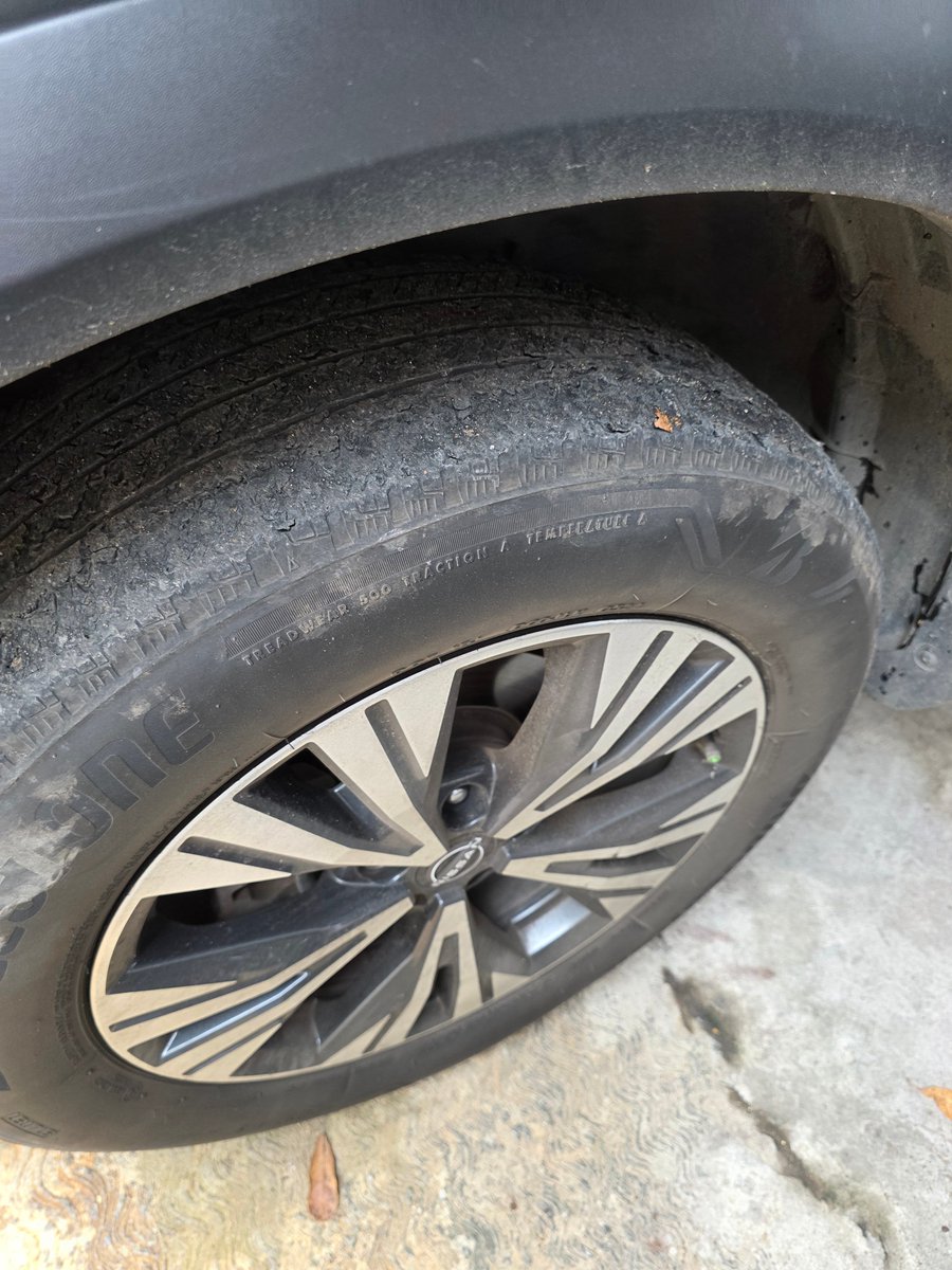rlucil's tweet photo. Menos de 2 años, 27,700 km y las llantas delanteras de mi X-Trail 2024 ya muestran fibras expuestas.

Casi dos meses entre contradicciones, sin dictamen técnico y sin solución.

No es desgaste normal. Es un tema de seguridad.

@Nissan_Mx @Bridgestone y @NissanAutosur https://t.co/JT3icPFSV7