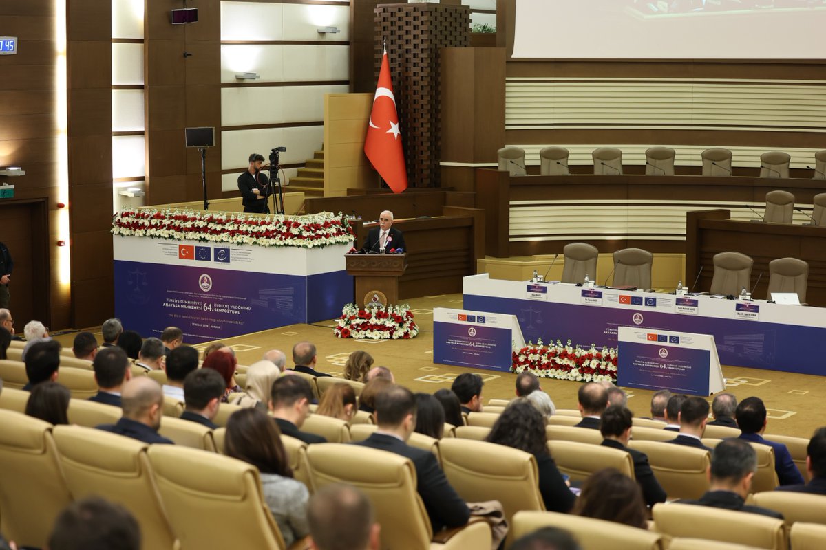 AYMBASKANLIGI's tweet photo. Anayasa Mahkemesinin 64. kuruluş yıldönümü dolayısıyla “Ne Bis in Idem İlkesinin Farklı Yargı Alanlarındaki Etkisi” temalı sempozyum gerçekleştirildi.

Anayasa Mahkemesi Başkanı Kadir Özkaya, sempozyumda yaptığı konuşmada Anayasa Mahkemesinin uluslararası insan hakları hukukuyla etkileşim içinde gelişen çok katmanlı bir hak koruma mekanizmasının önemli bir aktörü hâline geldiğini belirterek, “Mahkememiz bireysel başvuru mekanizmasıyla birlikte ulusal hukuk ile uluslararası insan hakları hukuku arasında köprü kuran bir içtihat merciine dönüşmüştür.” dedi.

🔗https://t.co/iLp4bv9G4H