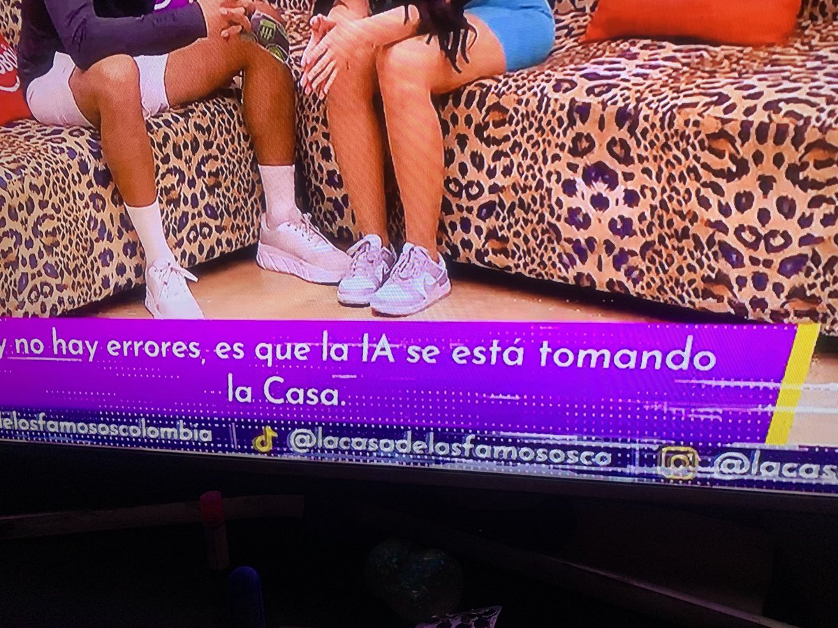 Yo pensando que mi tv tenia fallas 😂😂 y es por la pinche IA  #LaCasaDeLosFamososCol3