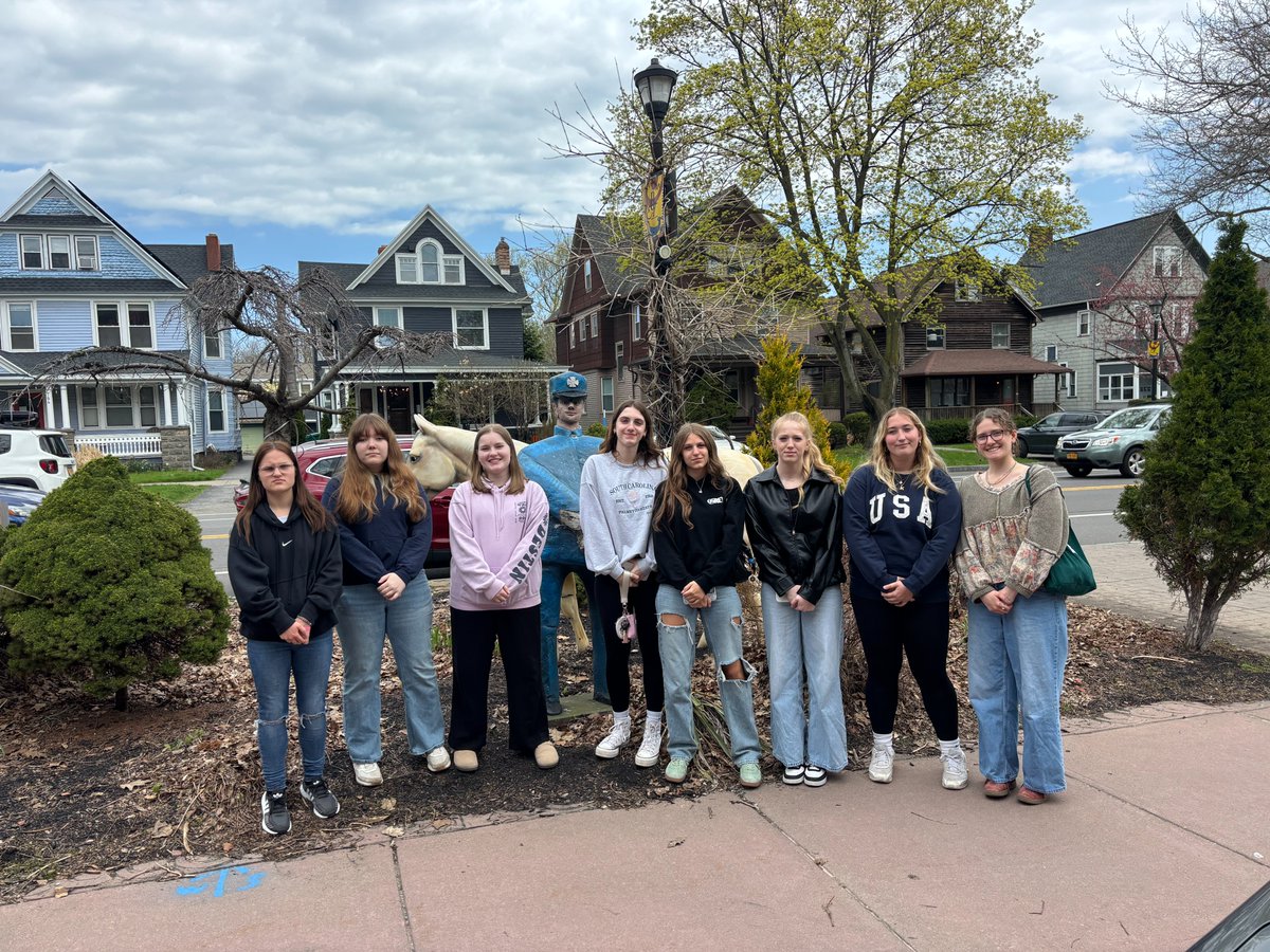 bloomfieldcsd's tweet photo. Our Senior Art Students at Artisan Works! 🎨✨

Several seniors got to visit Artisan Works in Rochester last week where they saw artwork, climbed into a classic car, and got a behind-the-scenes tour of areas not usually open to the public. It was a fun &amp; inspiring day! 
#BCSProud https://t.co/eENyjRoCcv