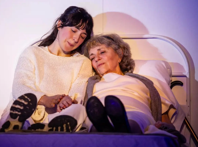 AnagramaEditor's tweet photo. "'Las gratitudes' trata sobre la fragilidad a la que nos aboca el paso del tiempo, el agradecimiento como acto urgente, imprescindible para recordar."

La adaptación de 'Las gratitudes' puede verse en Teatro de La Abadía hasta el 10 de mayo. https://t.co/PzqW9uiqYb https://t.co/KuBIcLB8Up