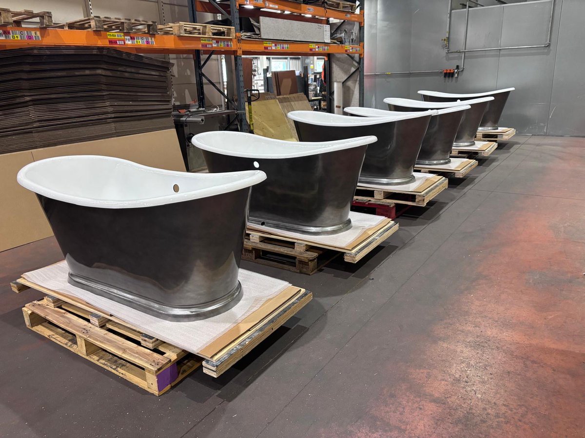 RenaissAtHome's tweet image. Behind the scenes of a hotel project ✨

A group of Caravel Bateau baths in Pewter Lustre, ready for their next destination. Craftsmanship, detail, and a very exciting install ahead.

#RenaissanceAtHome #HotelDesign #LuxuryBathrooms