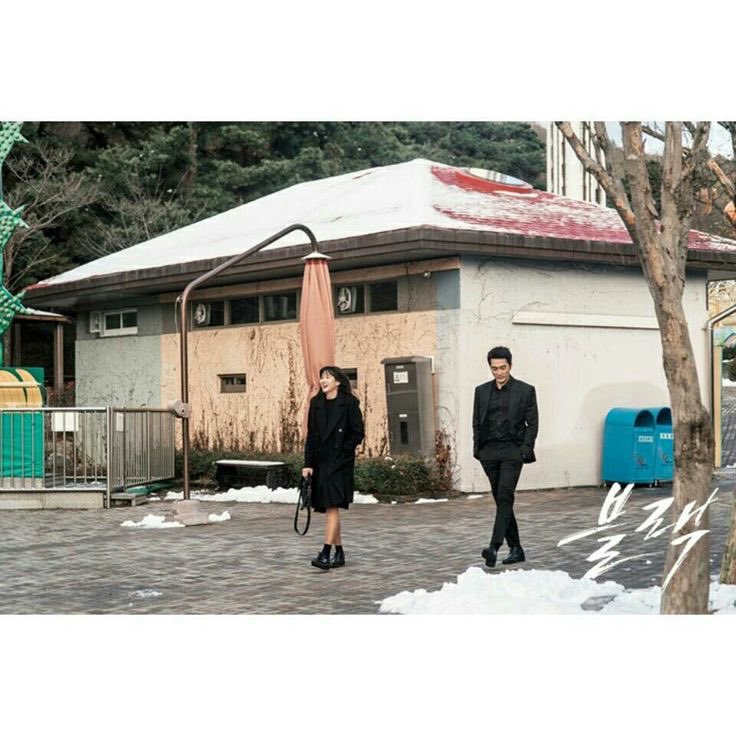 BlackSoNGSH's tweet photo. The Grim Reaper doesn't get cold! There is snow all around #GoAra is wearing a winter coat,while #SongSeungHeon is wearing just a thin shirt and a black suit.Anyone who knows the Korean cold knows it's freezing.@SongSH a true winter man.While he can tolerate the cold,but..#송승헌 https://t.co/BzMvrcW2Em