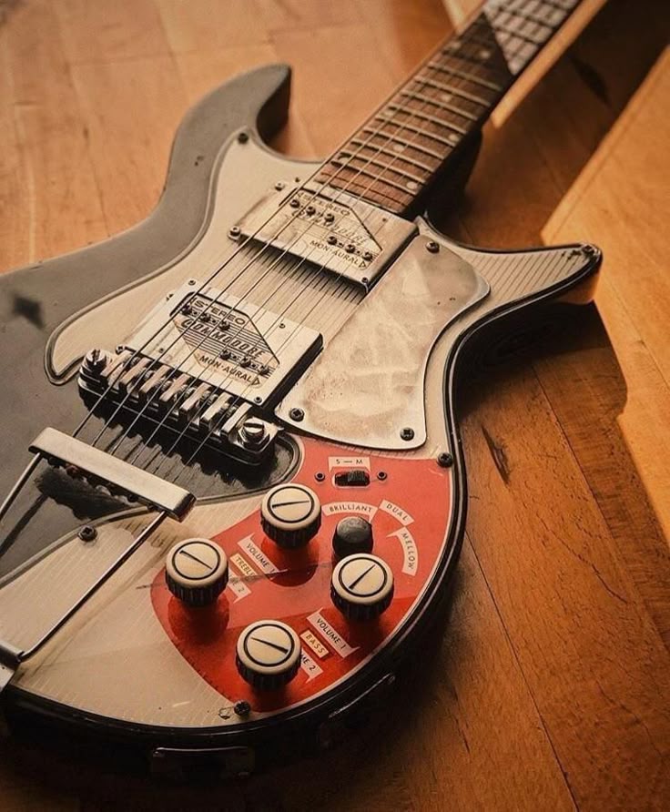 BriansElectro's tweet image. I think this is another Bunny Milne guitar. 🤘
#Guitar