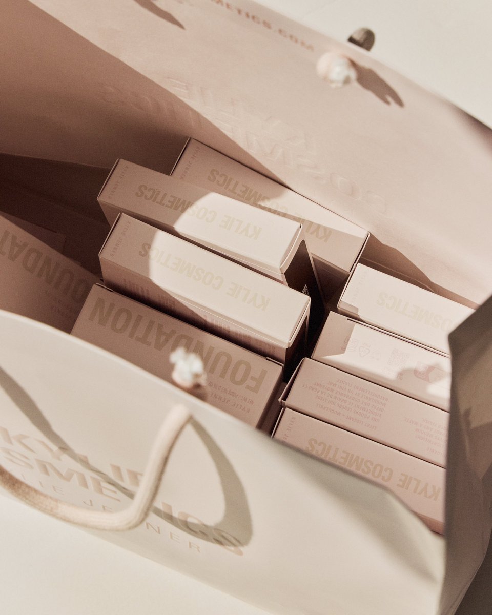 kyliecosmetics's tweet photo. everyday essential 🤍 breathable, blurred coverage you can use as foundation, setting powder, or for quick touch-ups⁠
⁠
shop our natural blur powder foundation at https://t.co/FAJOPZBXhV and @ultabeauty!⁠ https://t.co/bqhRJqDEmA
