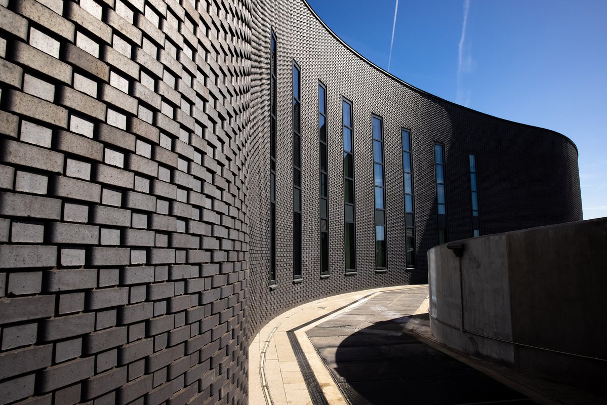BricksUK's tweet image. How do you turn heavy infrastructure into art? 🧱

The Silvertown Tunnel Portals, featured in the Brick Bulletin, prove clay brick can elevate utility into a legacy. Designed by dRMM using @KetleyBrick, it’s a masterclass in masonry.

brick.org.uk/brick-bulletin…

#Architecture