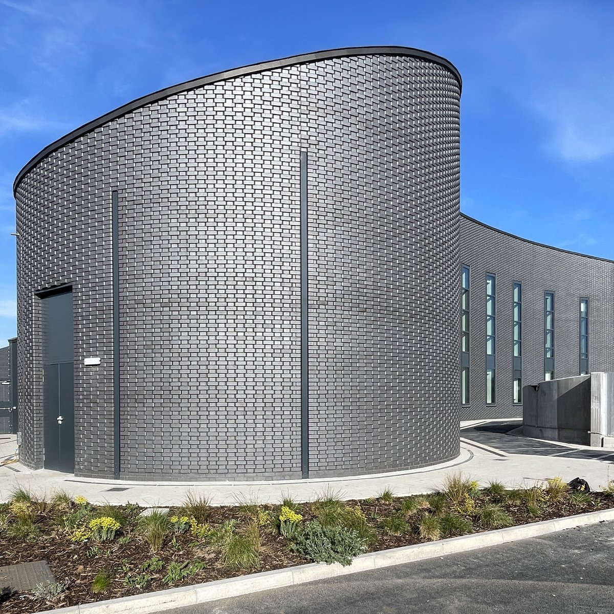 BricksUK's tweet image. How do you turn heavy infrastructure into art? 🧱

The Silvertown Tunnel Portals, featured in the Brick Bulletin, prove clay brick can elevate utility into a legacy. Designed by dRMM using @KetleyBrick, it’s a masterclass in masonry.

brick.org.uk/brick-bulletin…

#Architecture