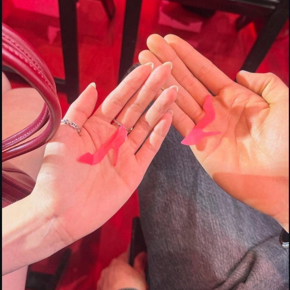 doppuuu's tweet image. Jaejin Jooyoung on a date, movie date💗😖. The way the ticket was upside down, just like in Jooyoung’s previous post where Jaejin held the heels confetti upside down it’s so him-coded😭

#singlesinferno5