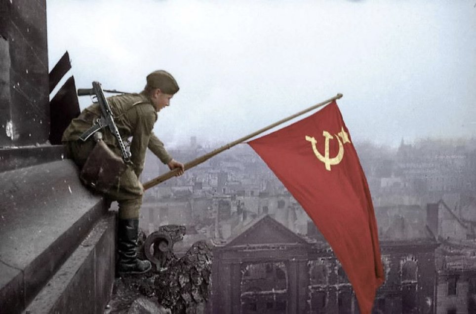 Alle 7 di mattina del #2maggio 1945 il Generale #Weidling dichiarò il cessate il fuoco. #Berlino era sotto il controllo dell’#ArmataRossa, sancito dall’occupazione del #Reichstag (sede del parlamento) e dalla bandiera rossa issata sulla Porta di #Brandeburgo.