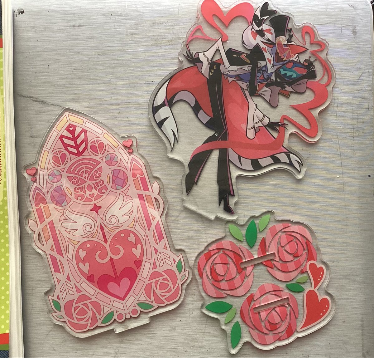 k1ng_fu's tweet image. Anyone else’s Valentine standees not fitting? 😭 #hazbinhotel #staticmoth #voxval