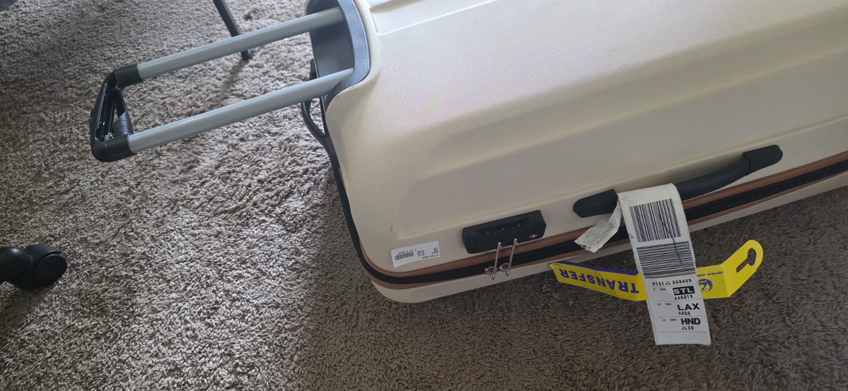 padfuts's tweet image. Hey 
@AmericanAir 

, just landed at STL from LAX only to find my luggage handles completely trashed. 😡 Not exactly the "handle with care" I was expecting. And you are saying its normal wear and tear #AmericanAirlines #TravelFail #BaggageClaim