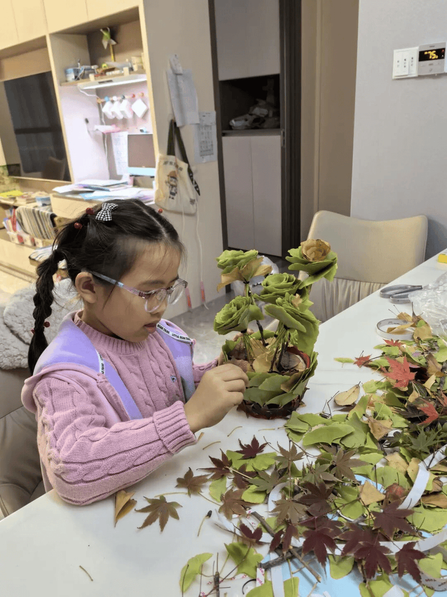 packardtabitha's tweet image. "TODAY’S MINI ADVENTURE: Make a ‘leaf face’ with fallen leaves!  Grab a piece of paper, stick leaves, and let their imagination run wild. Snap a pic, tag us, and show off your tiny artist’s work! #ParentChildBonding #ToddlerActivities"