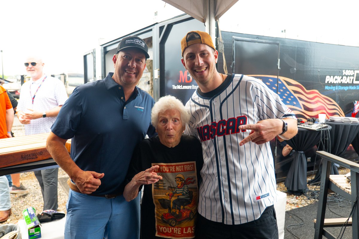 1-800-PACK-RAT tweet media