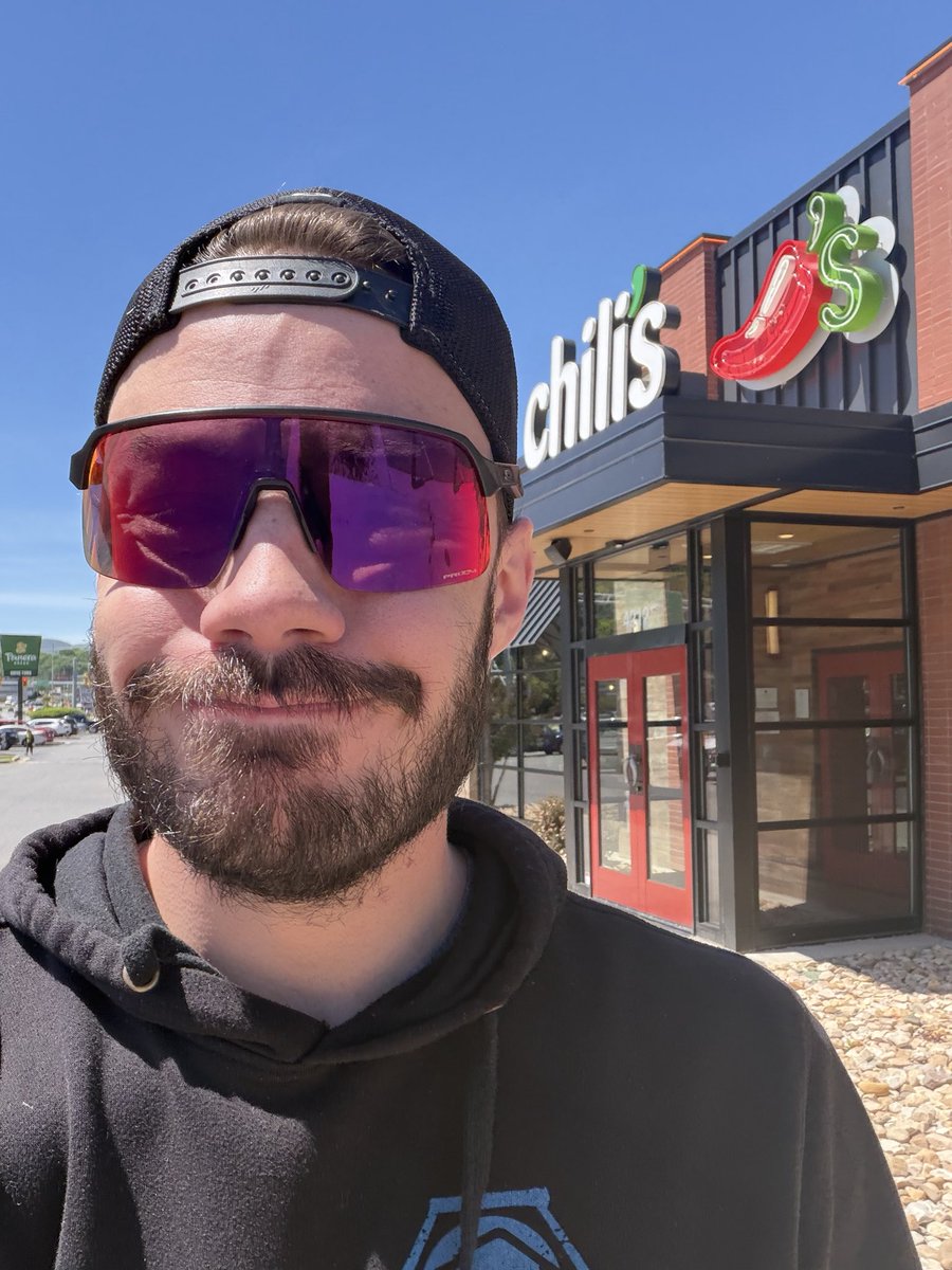 JBanksy36's tweet photo. First time trying @Chilis today! Had to try it out for the legend @CarsonHocevar! Ride the DENTE BABY! https://t.co/sm5XAuJRcR