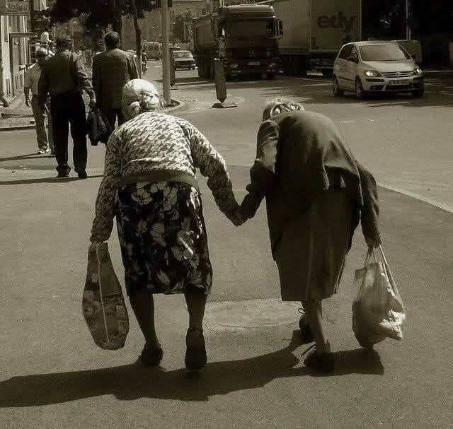 cleporati's tweet photo. "Envejecer da miedo, ¿verdad? Estás ahí, observándolo todo con tus propios ojos. Huesos que ya no se mueven con fluidez, vista cansada por la luz, pulmones que aprovechan la oportunidad para descansar del esfuerzo de respirar, que se ha vuelto muy doloroso… Pero lo más aterrador y agotador es cuando llegas a los noventa y ya no encuentras a nadie entre tus seres queridos que te escuche pacientemente mientras te quejas de tus historias del pasado, llenas de hazañas imaginarias. Y sabes que no les interesa, pero aun así lo disfrutas; como un abuelo que transmite a sus nietos lo que considera apropiado."

Clint Eastwood, 95 años.