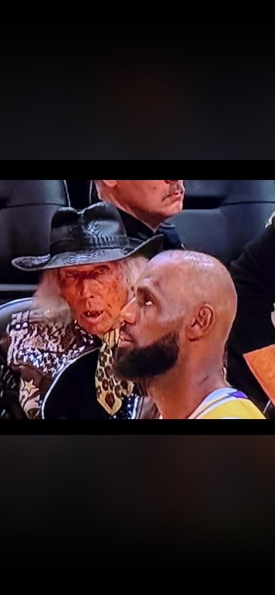 kingjojo303's tweet image. #nba #lebronjames #fathertime watching LeBrons old ass in the 4th quarter last night 😭😭 do something mf